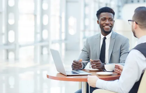 Deux personnes en train de discuter