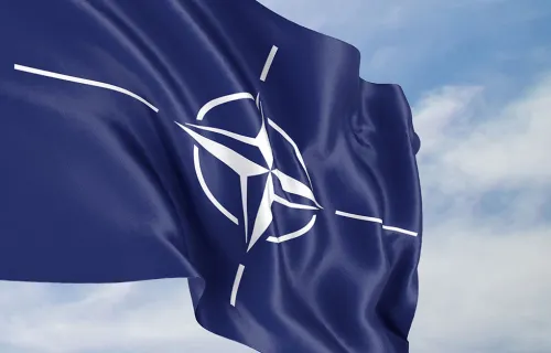 NATO-Flagge als Symbol für internationale Verteidigungszusammenarbeit