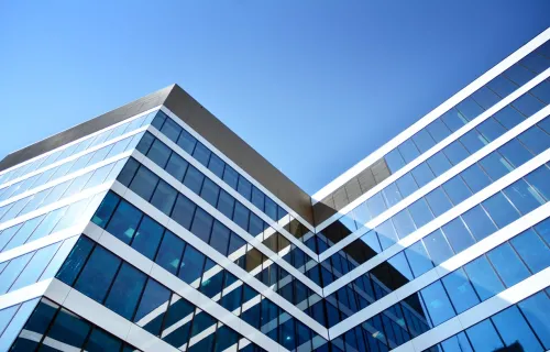 Moderne Büroarchitektur mit klaren Linien als Symbol für AI Governance in Banken und…