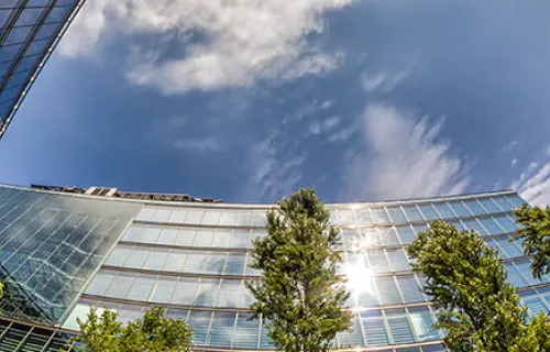 Hohe Bürogebäude unter einem Wolkenhimmel