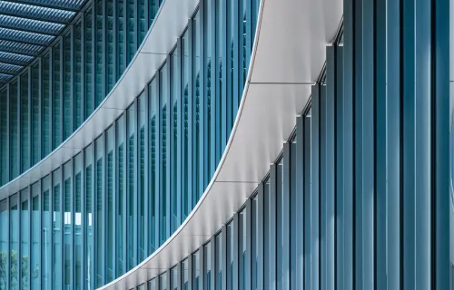 CGI Toimialat. Kuvituskuva: modernin toimistorakennuksen julkisivu