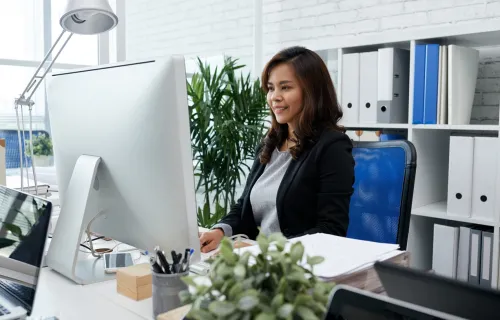 Kuvituskuva: Työntekijä käyttää Google Workspacea tietokoneellaan