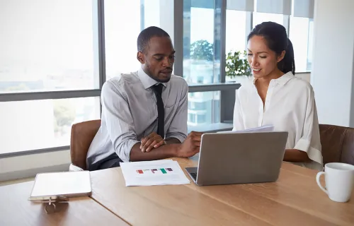 Zwei Geschäftsleute sitzen zusammen und diskutieren