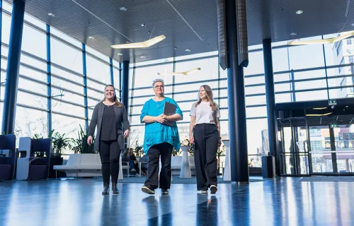Henkilöt kävelemässä Pirkanmaan Voimian aulatilassa