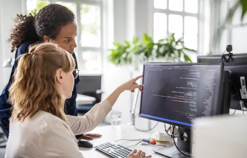 Des personnes en train de regarder un écran d'ordinateur