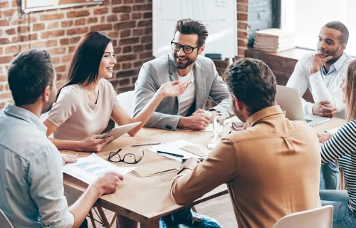 Professionnels réunis autour d’une table