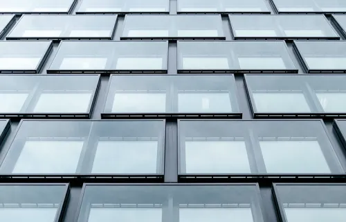 En abstrakt bild över en glasfasad på ett höghus
