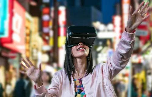 Asiakaskokemuksen kehittäminen - nainen VR-lasit päässä kadulla