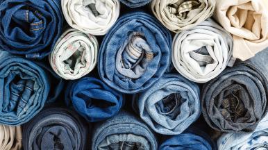 pile de différents jeans roulés