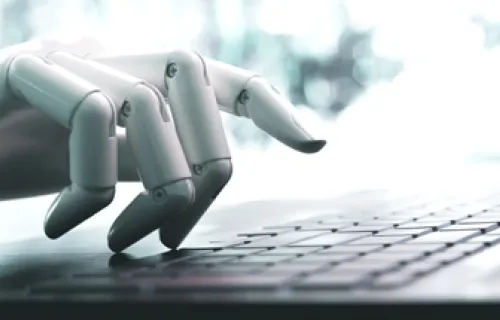 Roboter Hand auf Laptop Tastatur