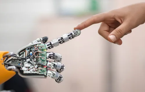Roboter Hand berührt menschliche Hand