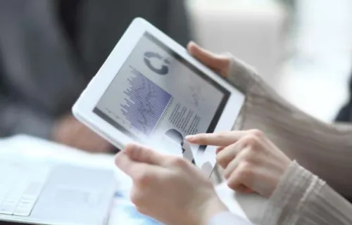 Des personnes en train d'analyser des statistiques