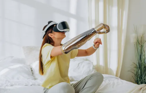 Une femme en train d'utiliser un casque virtuel