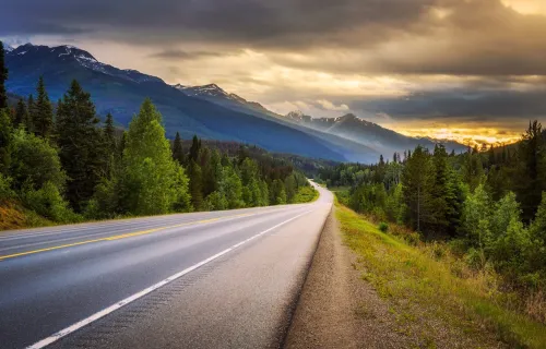 Straße durch eine Landschaft – ein klarer, strukturierter Weg hin zu einer effizienten,…