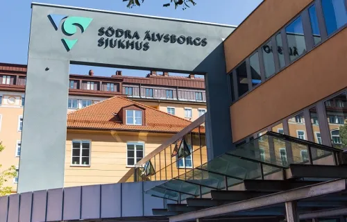 Södra Älvsborgs sjukhus entré mot en klarblå sommarhimmel
