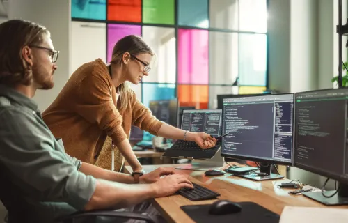 Programmer und Start-Up-CEO besprechen den Fortschritt