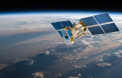 Weltraum-Satellit über der Erde