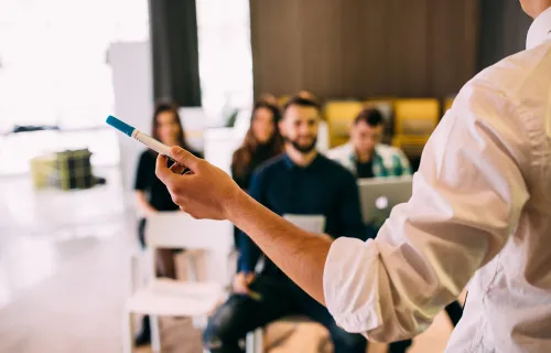 Experte spricht vor einer Community über digitale Transformation und Künstliche Intelligenz im…