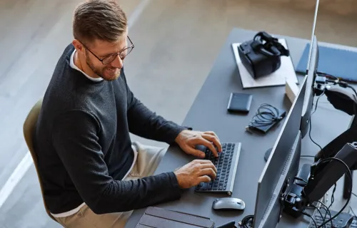 Arbeit an einem digitalen Verwaltungsportal im Büro