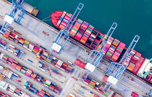 Containerterminal mit Containerschiff und Logistikinfrastruktur