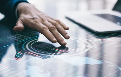 mano tocando una pantalla