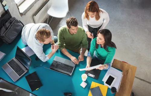 Des personnes en train de travailler