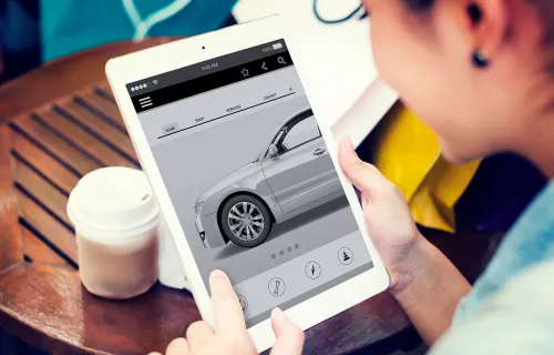 Tittar på tablet på en e-handelssida med bilar 