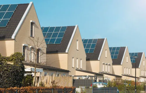 solceller på radhustak i villaområde