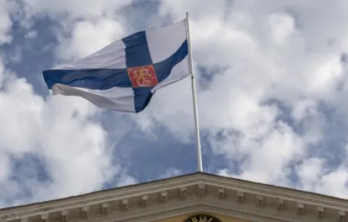 Suomen valtioneuvoston katolla liehuu Suomen lippu