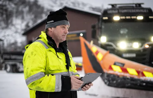 Måkebilsjåfør som bruker Værio til å planlegge ruten