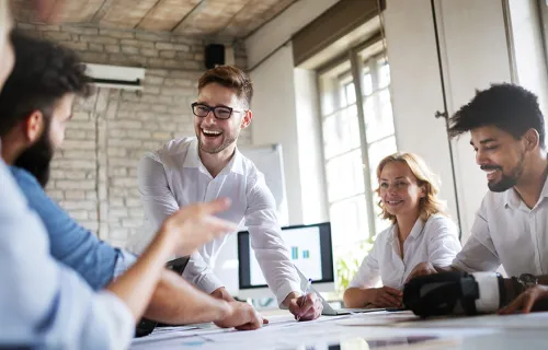 Verschiedene Personen sitzen am Tisch und disktuieren