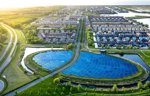 Aurinkopaneeleja kestävän kehityksen mukaisella asuinalueella