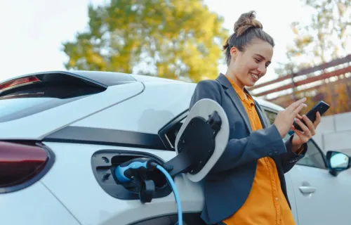 Vrouw met een elektrische auto