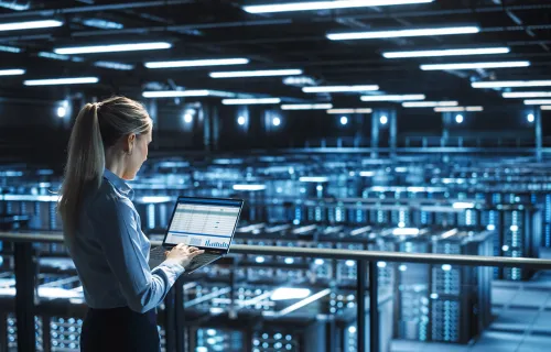 Mitarbeiterin prüft sichere IT-Infrastruktur im Rechenzentrum für Secure Managed Services im VS…