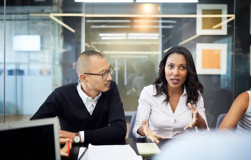 kollegat-keskustelevat-neuvotteluhuoneessa-toimistolla