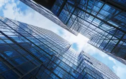 Abstrakte Architekturaufnahme moderner Glasgebäude als Symbol für Transparenz, Struktur und steuerbare Governance in einem länderübergreifenden Justiz-Großprojekt.