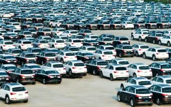 Auslieferungsfläche eines Automobilherstellers mit großer Fahrzeugflotte.