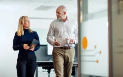 Les partenaires de CGI se promènent et discutent des services informatiques gérés