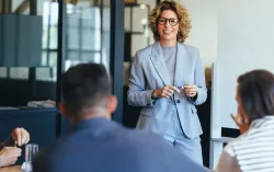 un conseiller de confiance fait une présentation lors d'une réunion
