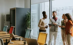 Des collègues discutent de l'alphabétisation en IA