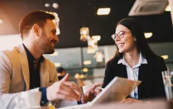 Consultants qui discutent du bureau du chef de la direction informatique