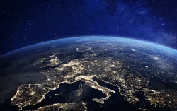 Satellit im Erdorbit über der Atmosphäre, als Darstellung komplexer Missionssysteme und datengetriebener Prozesse in der Raumfahrt