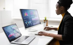 Analyste féminine travaillant avec des données