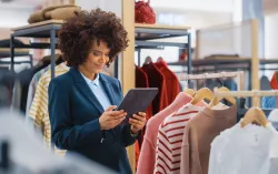 une responsable du merchandising utilise une tablette pour vérifier l'inventaire