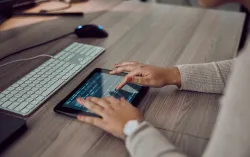 Frau programmiert etwas via Tablet