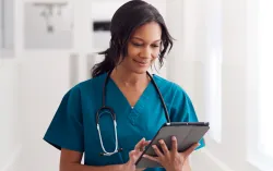 agent de santé avec tablette