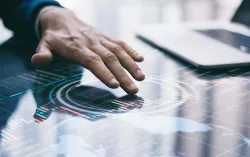 doigt pointé sur le tableau numérique