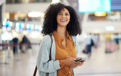 Femme souriante à l'aéroport