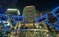 Panneaux solaires photovoltaïques bleus montés dans une ville moderne sur des poteaux de rue pour alimenter en électricité les lampadaires et les caméras de surveillance.