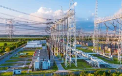 Sous-station électrique avec pylônes, transformateurs et lignes électriques